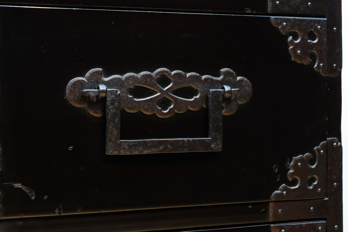 極上‼︎ 縁起の良い絵柄の装飾金具で華やかに飾られた庄内六丁曳き衣裳箪笥　BB3454