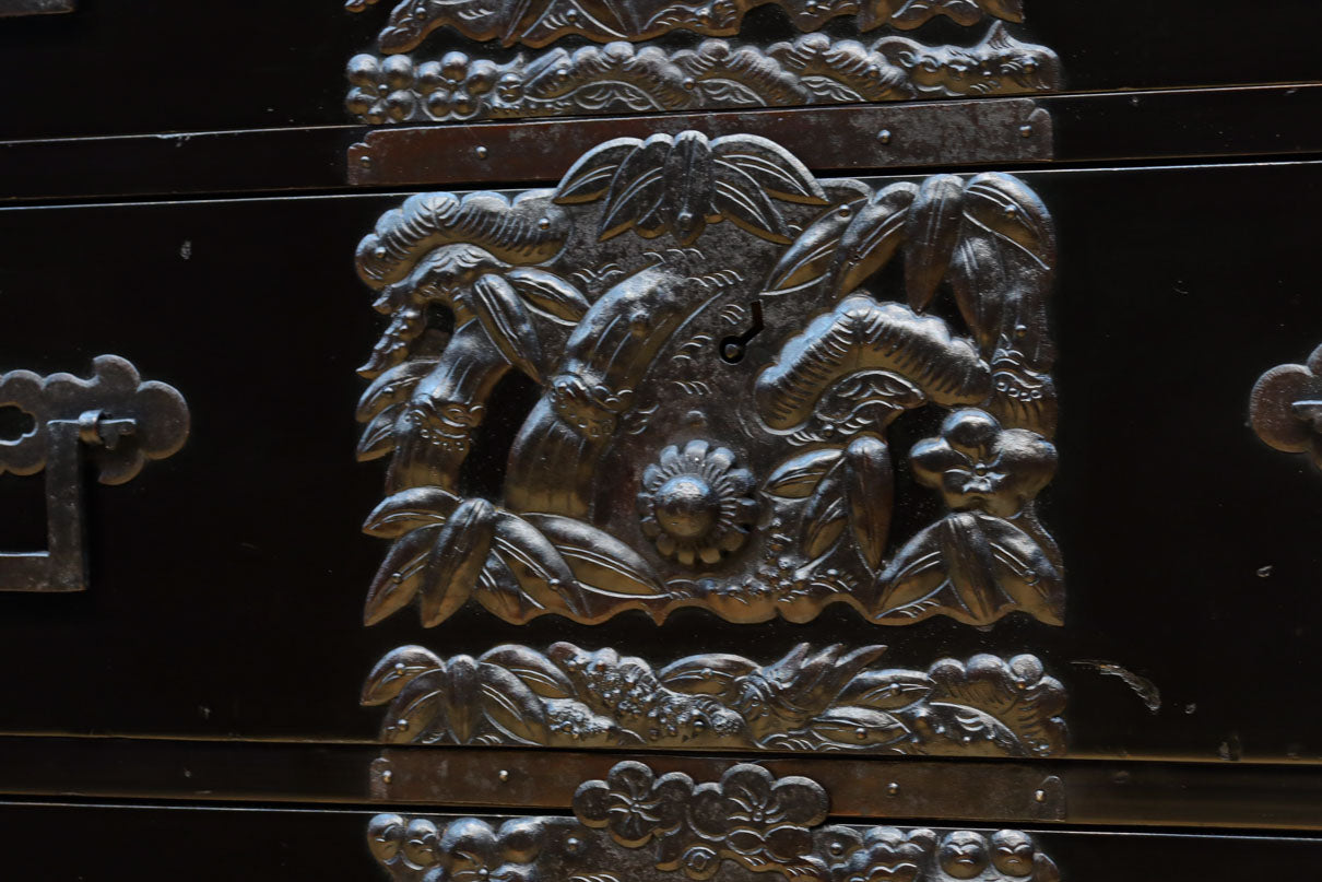 極上‼︎ 縁起の良い絵柄の装飾金具で華やかに飾られた庄内六丁曳き衣裳箪笥　BB3454