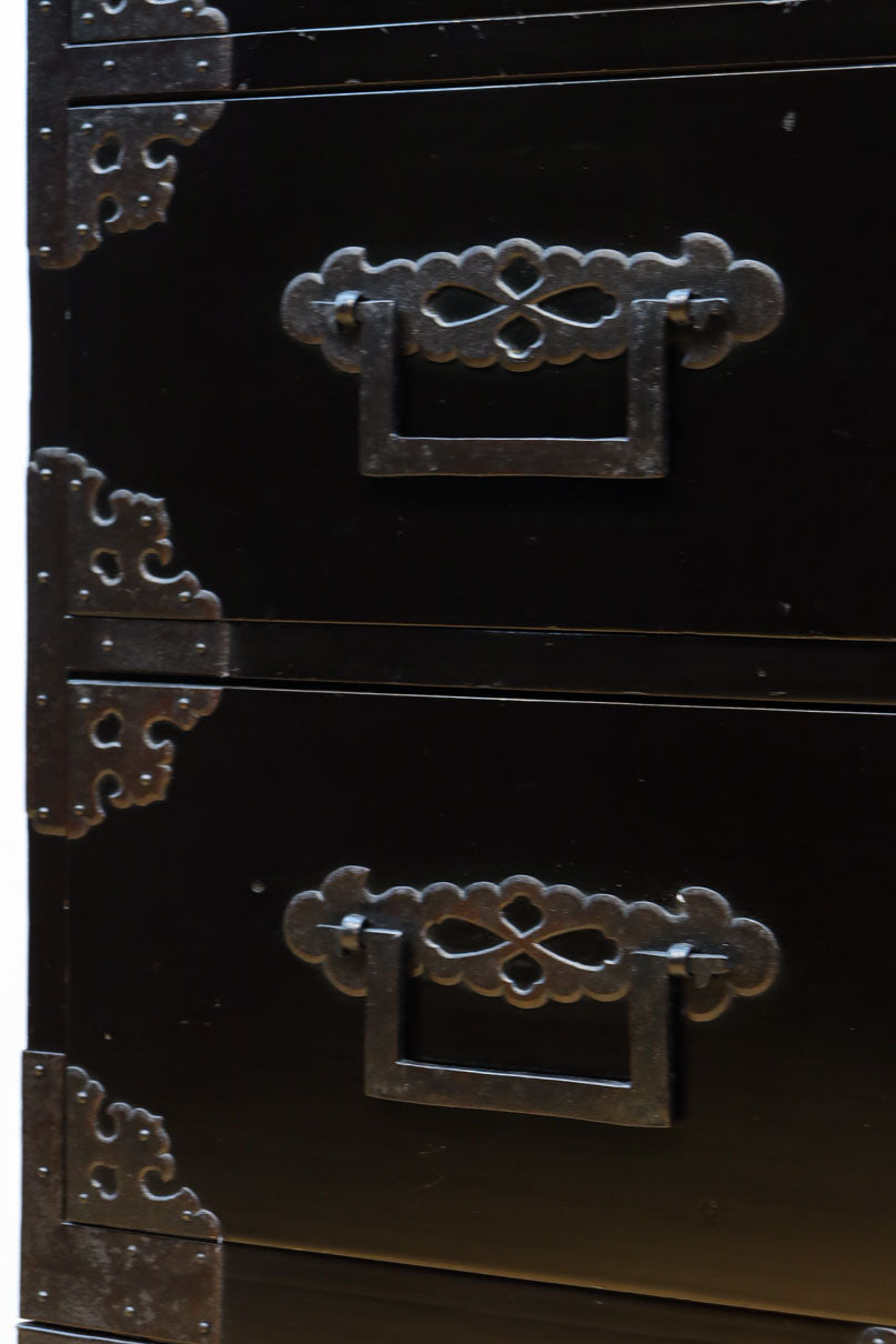 極上‼︎ 縁起の良い絵柄の装飾金具で華やかに飾られた庄内六丁曳き衣裳箪笥　BB3454