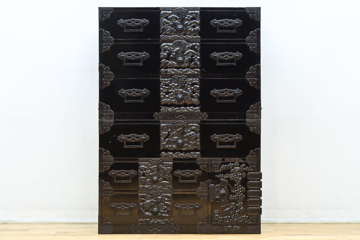 極上‼︎ 縁起の良い絵柄の装飾金具で華やかに飾られた庄内六丁曳き衣裳箪笥　BB3454