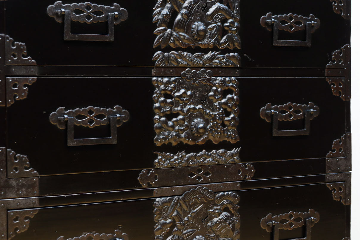 極上‼︎ 縁起の良い絵柄の装飾金具で華やかに飾られた庄内六丁曳き衣裳箪笥　BB3454