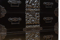 極上‼︎ 縁起の良い絵柄の装飾金具で華やかに飾られた庄内六丁曳き衣裳箪笥　BB3454