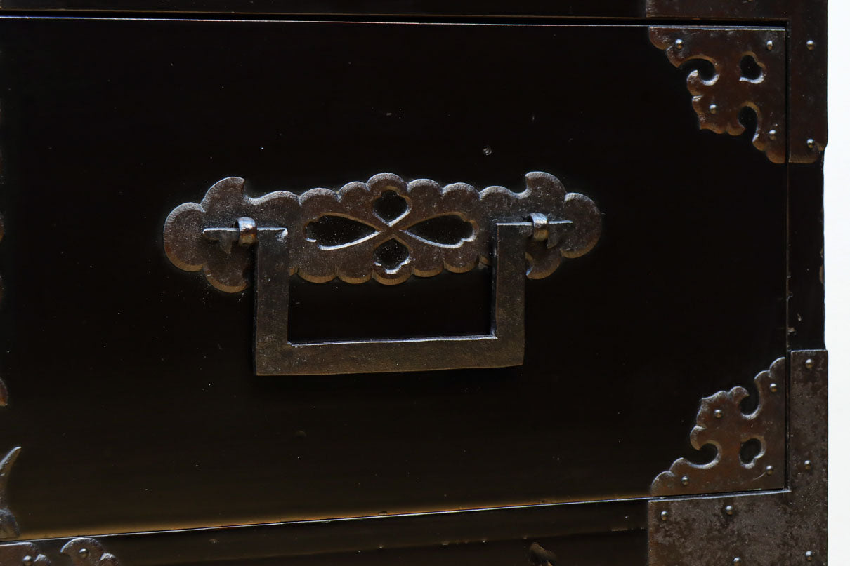 極上‼︎ 縁起の良い絵柄の装飾金具で華やかに飾られた庄内六丁曳き衣裳箪笥　BB3454