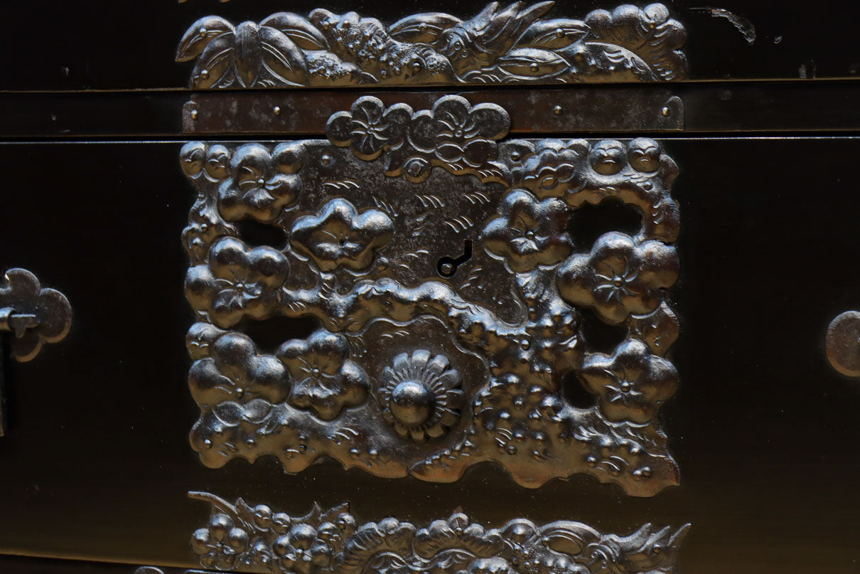 極上‼︎ 縁起の良い絵柄の装飾金具で華やかに飾られた庄内六丁曳き衣裳箪笥　BB3454