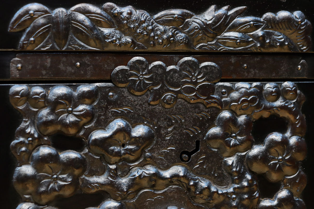 極上‼︎ 縁起の良い絵柄の装飾金具で華やかに飾られた庄内六丁曳き衣裳箪笥　BB3454