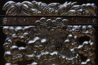 極上‼︎ 縁起の良い絵柄の装飾金具で華やかに飾られた庄内六丁曳き衣裳箪笥　BB3454