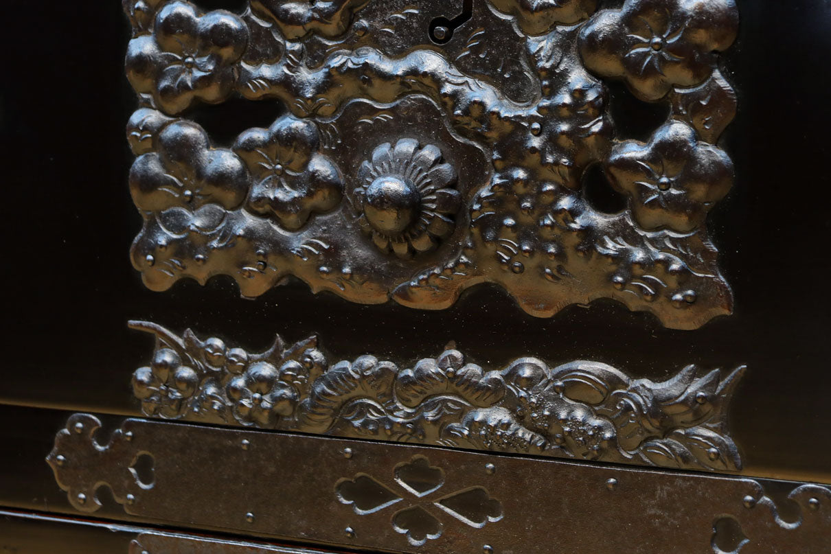 極上‼︎ 縁起の良い絵柄の装飾金具で華やかに飾られた庄内六丁曳き衣裳箪笥　BB3454