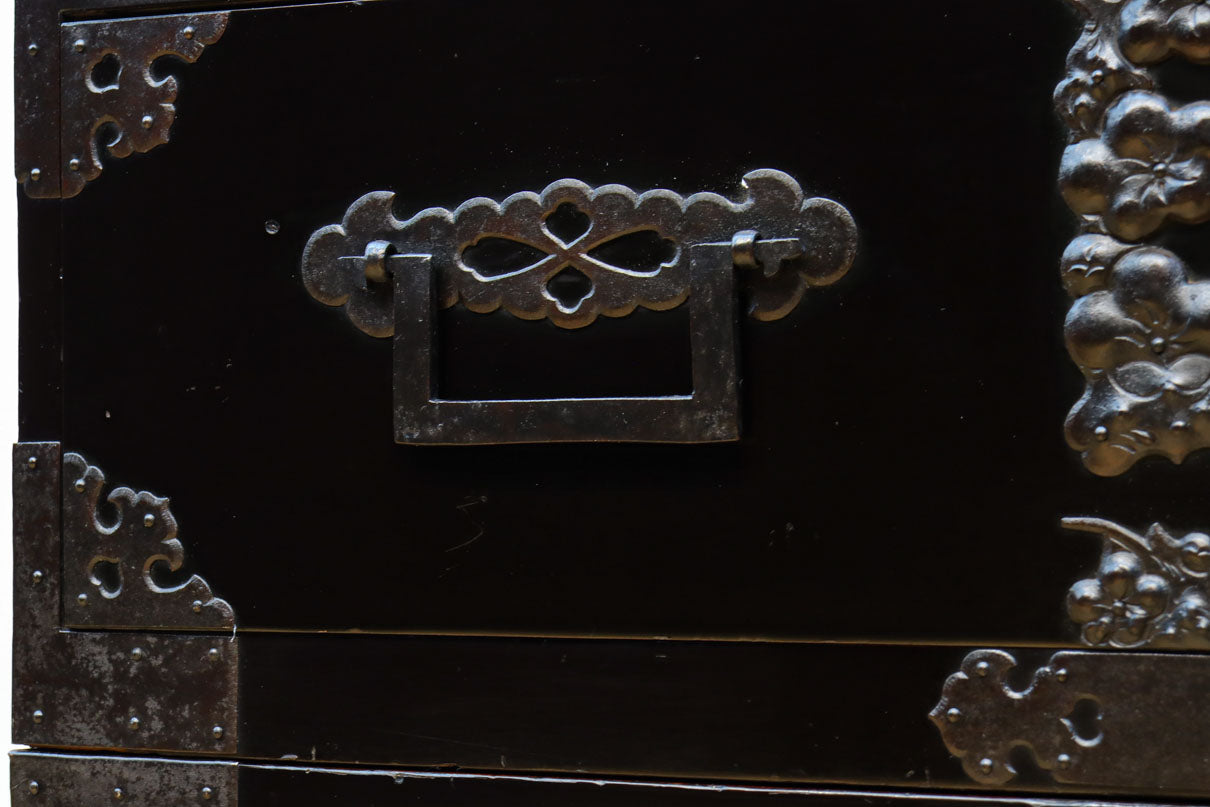 極上‼︎ 縁起の良い絵柄の装飾金具で華やかに飾られた庄内六丁曳き衣裳箪笥　BB3454