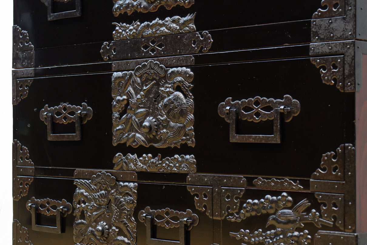 極上‼︎ 縁起の良い絵柄の装飾金具で華やかに飾られた庄内六丁曳き衣裳箪笥　BB3454