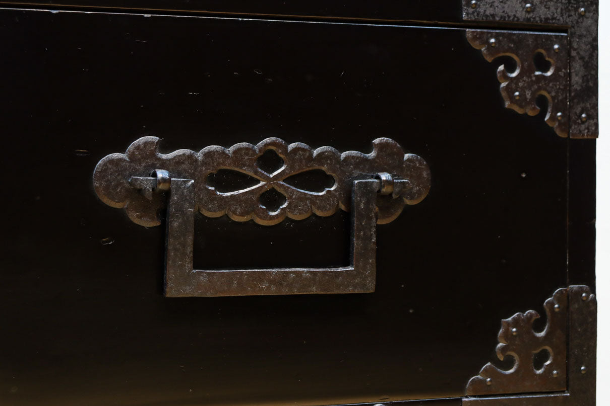 極上‼︎ 縁起の良い絵柄の装飾金具で華やかに飾られた庄内六丁曳き衣裳箪笥　BB3454