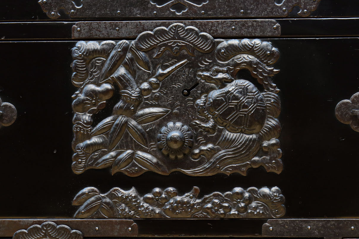 極上‼︎ 縁起の良い絵柄の装飾金具で華やかに飾られた庄内六丁曳き衣裳箪笥　BB3454