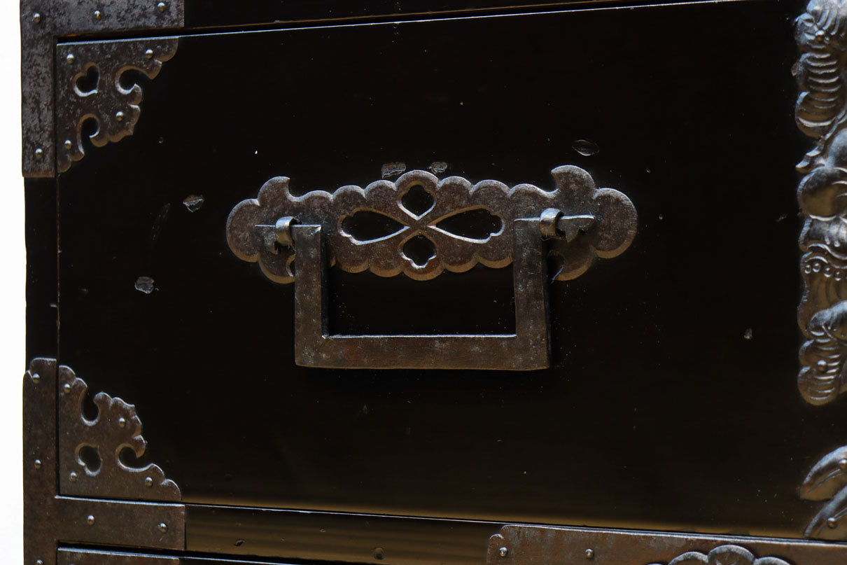 極上‼︎ 縁起の良い絵柄の装飾金具で華やかに飾られた庄内六丁曳き衣裳箪笥　BB3454