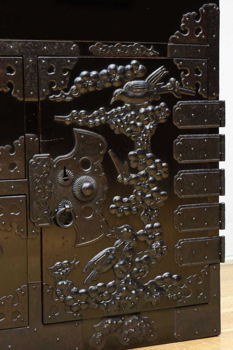 極上‼︎ 縁起の良い絵柄の装飾金具で華やかに飾られた庄内六丁曳き衣裳箪笥　BB3454