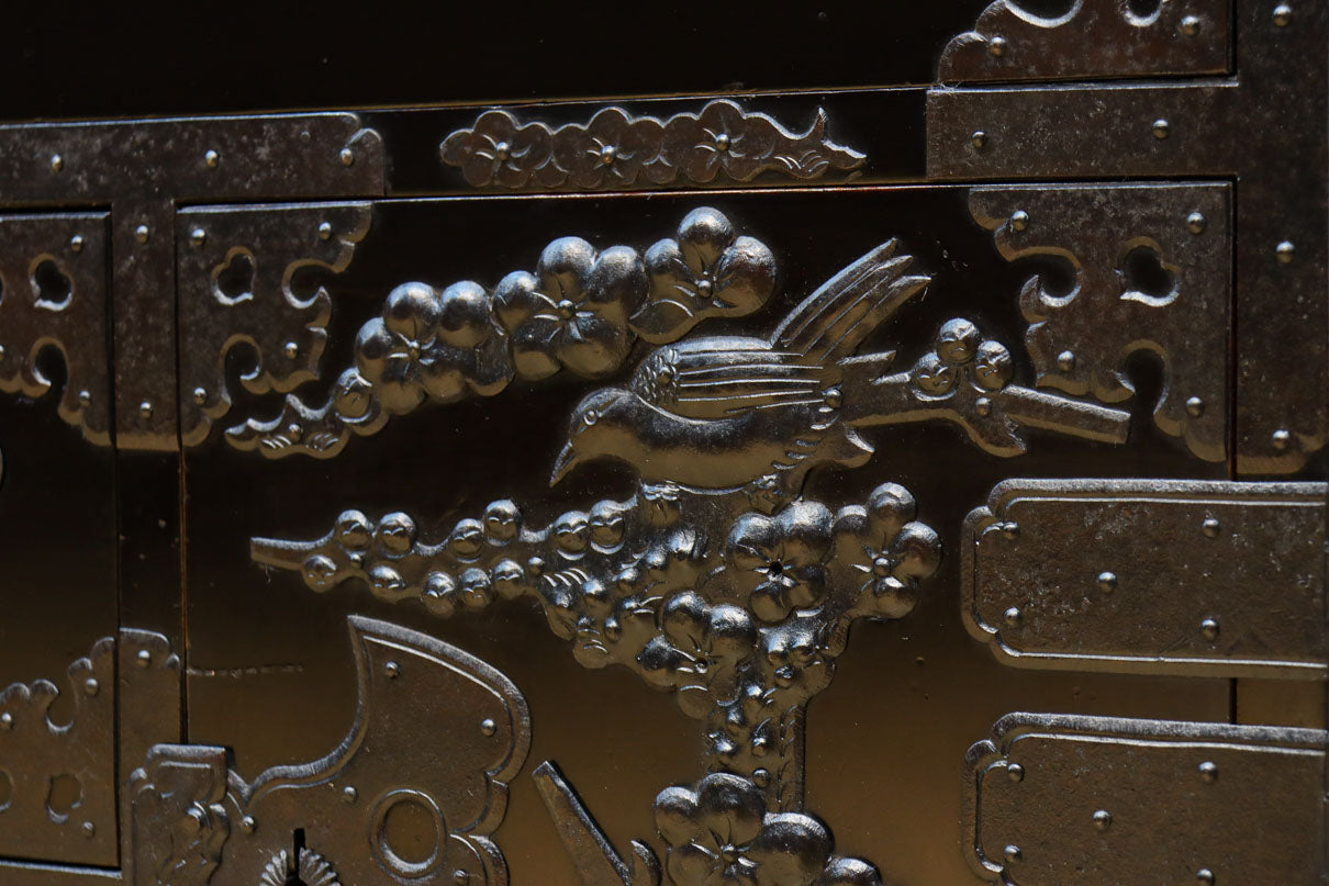 極上‼︎ 縁起の良い絵柄の装飾金具で華やかに飾られた庄内六丁曳き衣裳箪笥　BB3454