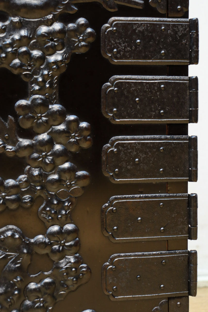 極上‼︎ 縁起の良い絵柄の装飾金具で華やかに飾られた庄内六丁曳き衣裳箪笥　BB3454