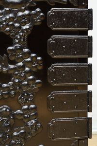 極上‼︎ 縁起の良い絵柄の装飾金具で華やかに飾られた庄内六丁曳き衣裳箪笥　BB3454