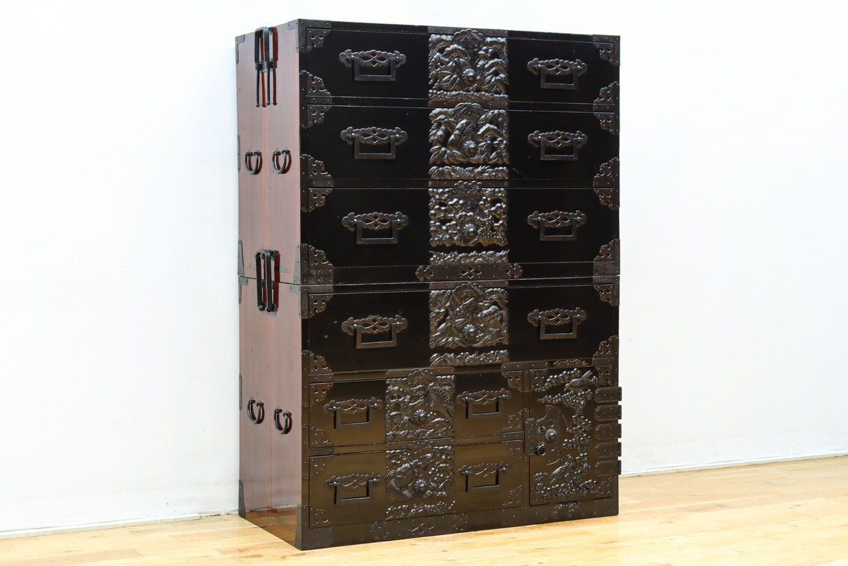 極上‼︎ 縁起の良い絵柄の装飾金具で華やかに飾られた庄内六丁曳き衣裳箪笥　BB3454