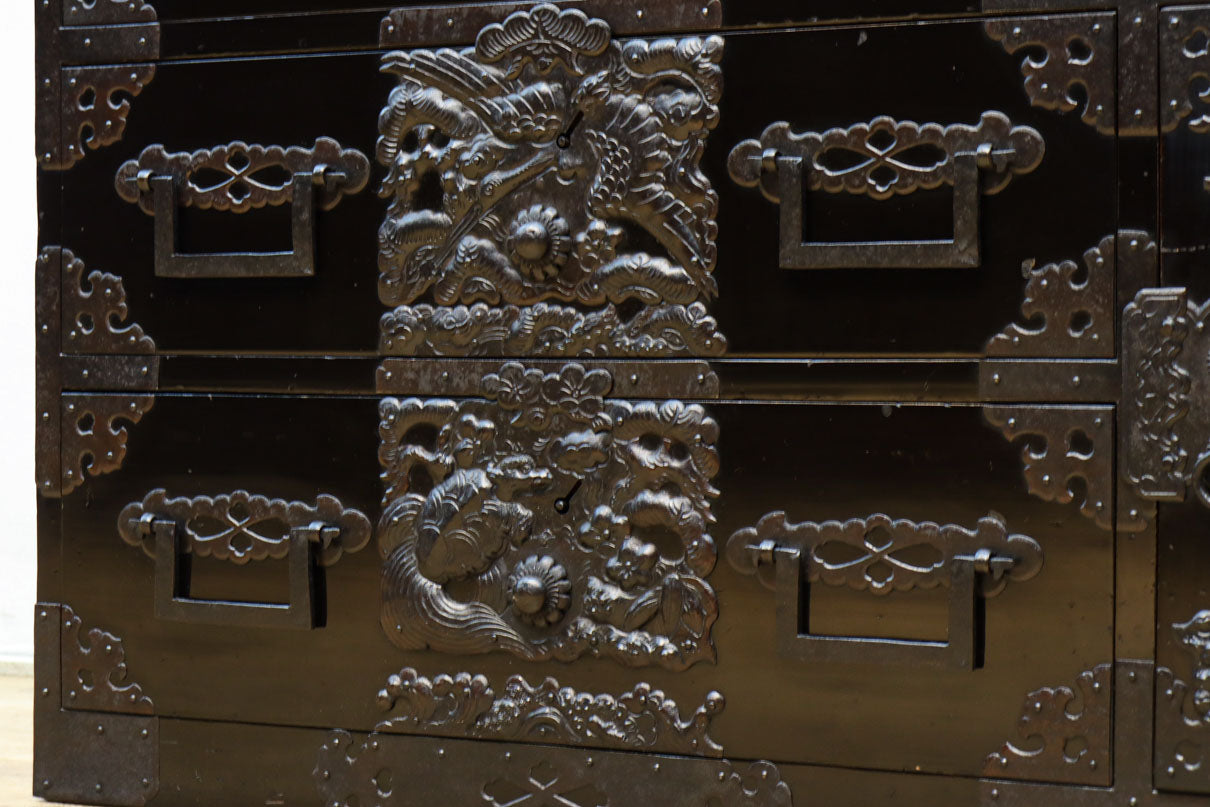 極上‼︎ 縁起の良い絵柄の装飾金具で華やかに飾られた庄内六丁曳き衣裳箪笥　BB3454