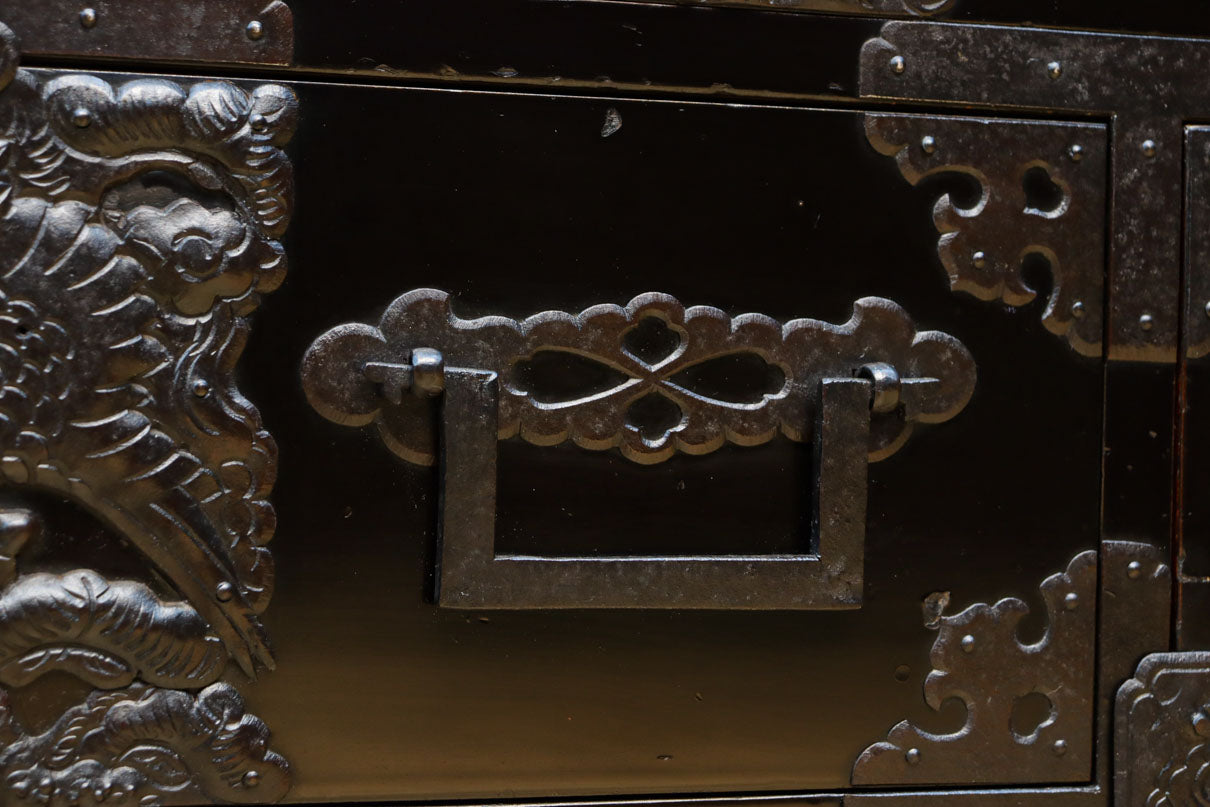 極上‼︎ 縁起の良い絵柄の装飾金具で華やかに飾られた庄内六丁曳き衣裳箪笥　BB3454