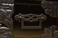 極上‼︎ 縁起の良い絵柄の装飾金具で華やかに飾られた庄内六丁曳き衣裳箪笥　BB3454