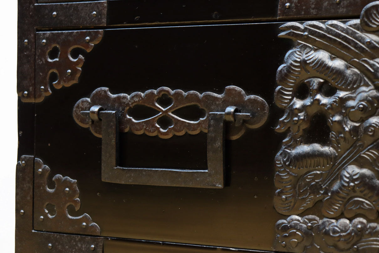 極上‼︎ 縁起の良い絵柄の装飾金具で華やかに飾られた庄内六丁曳き衣裳箪笥　BB3454