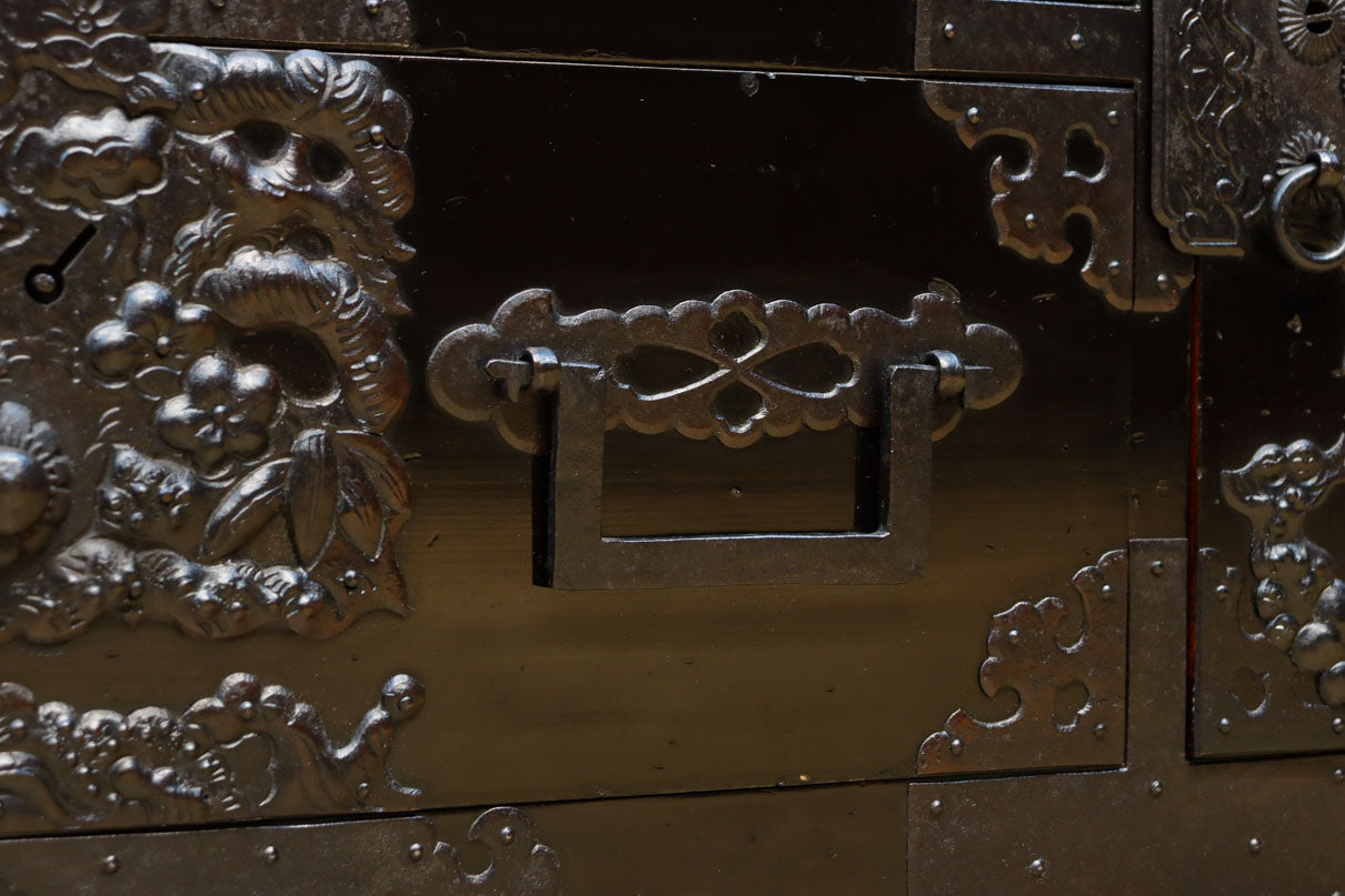 極上‼︎ 縁起の良い絵柄の装飾金具で華やかに飾られた庄内六丁曳き衣裳箪笥　BB3454