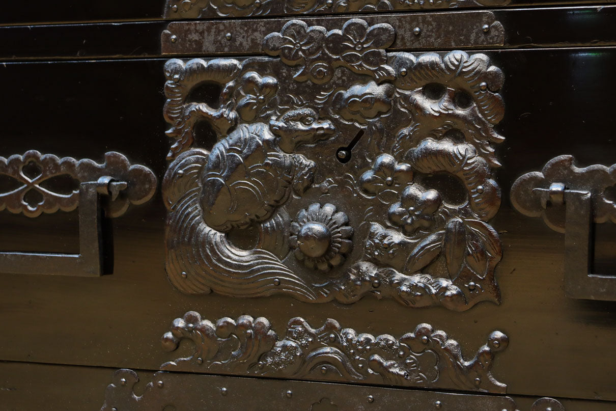 極上‼︎ 縁起の良い絵柄の装飾金具で華やかに飾られた庄内六丁曳き衣裳箪笥　BB3454