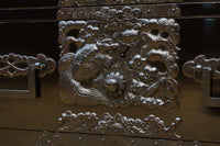 極上‼︎ 縁起の良い絵柄の装飾金具で華やかに飾られた庄内六丁曳き衣裳箪笥　BB3454