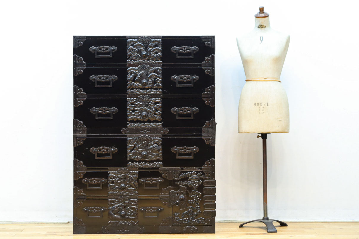 極上‼︎ 縁起の良い絵柄の装飾金具で華やかに飾られた庄内六丁曳き衣裳箪笥　BB3454