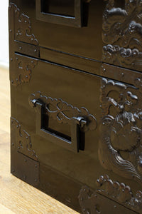 極上‼︎ 縁起の良い絵柄の装飾金具で華やかに飾られた庄内六丁曳き衣裳箪笥　BB3454