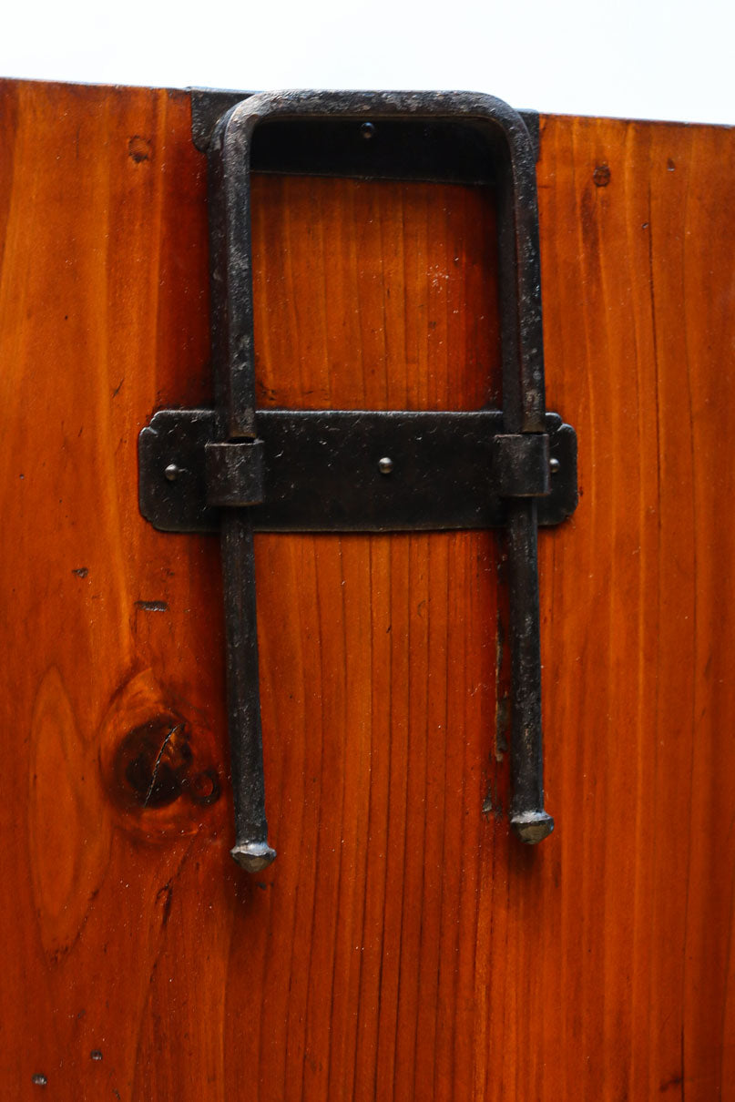 極上‼︎ 縁起の良い絵柄の装飾金具で華やかに飾られた庄内六丁曳き衣裳箪笥　BB3454