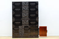 極上‼︎ 縁起の良い絵柄の装飾金具で華やかに飾られた庄内六丁曳き衣裳箪笥　BB3454