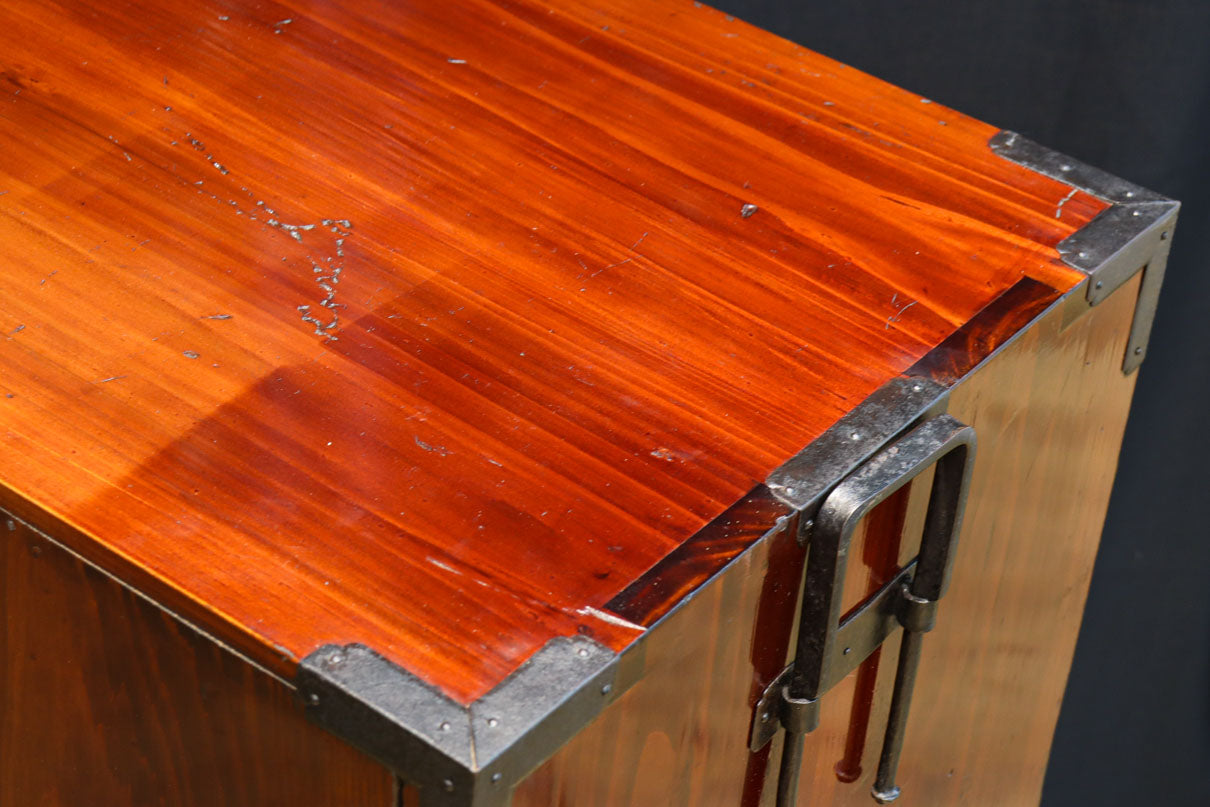 極上‼︎ 縁起の良い絵柄の装飾金具で華やかに飾られた庄内六丁曳き衣裳箪笥　BB3454