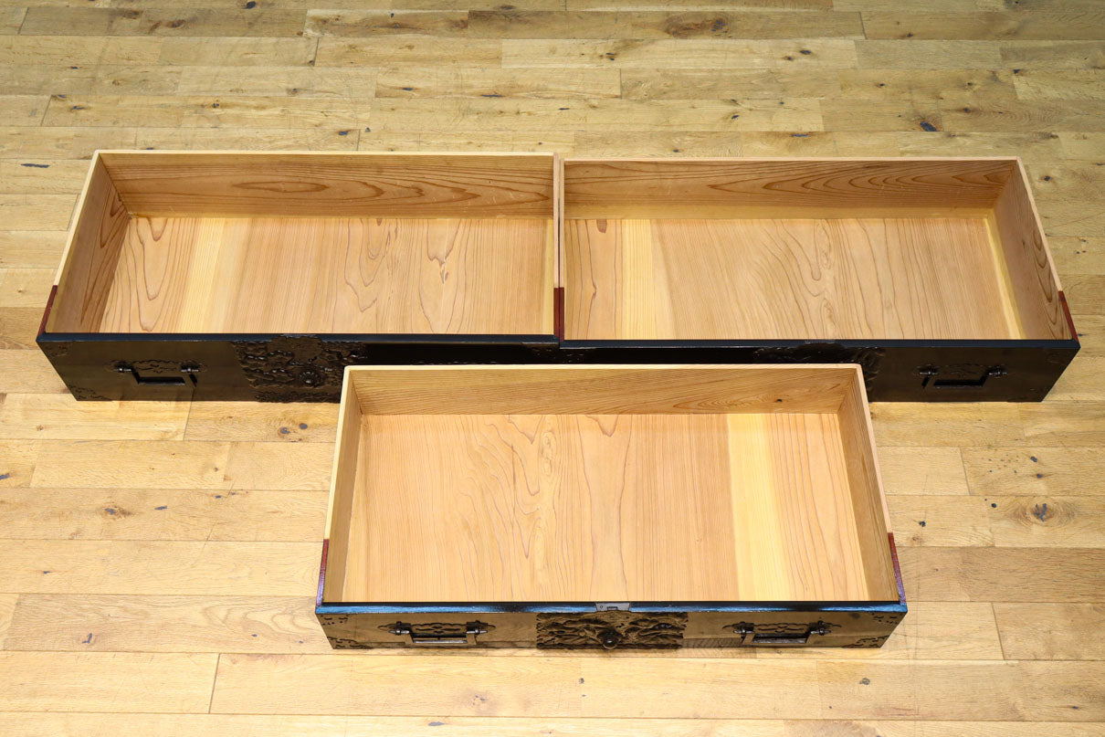 極上‼︎ 縁起の良い絵柄の装飾金具で華やかに飾られた庄内六丁曳き衣裳箪笥　BB3454