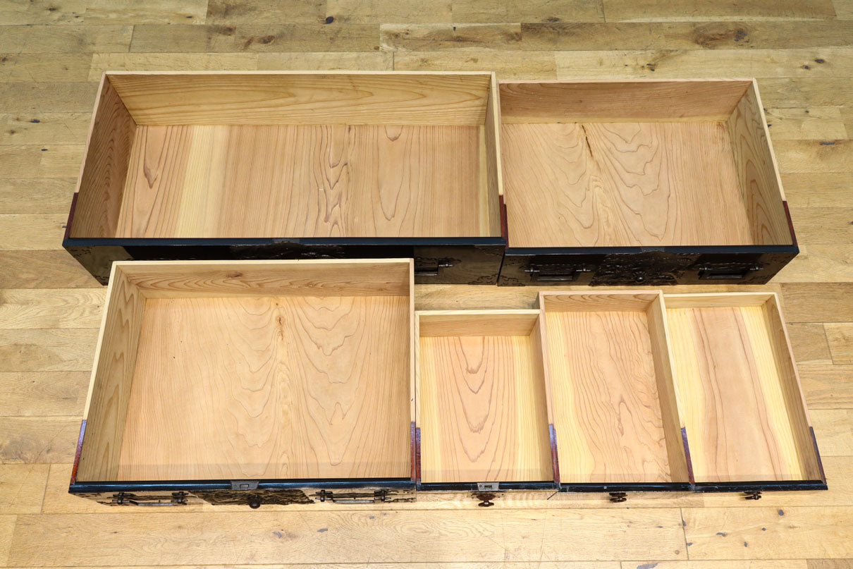 極上‼︎ 縁起の良い絵柄の装飾金具で華やかに飾られた庄内六丁曳き衣裳箪笥　BB3454