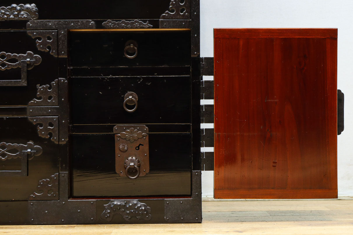 極上‼︎ 縁起の良い絵柄の装飾金具で華やかに飾られた庄内六丁曳き衣裳箪笥　BB3454