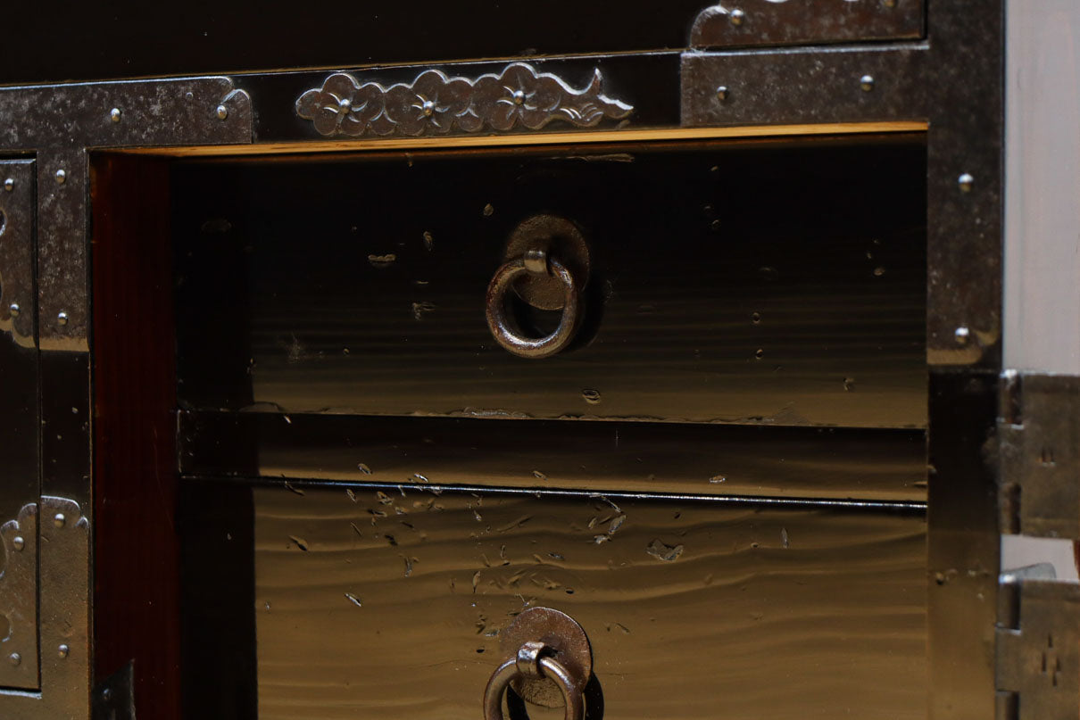 極上‼︎ 縁起の良い絵柄の装飾金具で華やかに飾られた庄内六丁曳き衣裳箪笥　BB3454