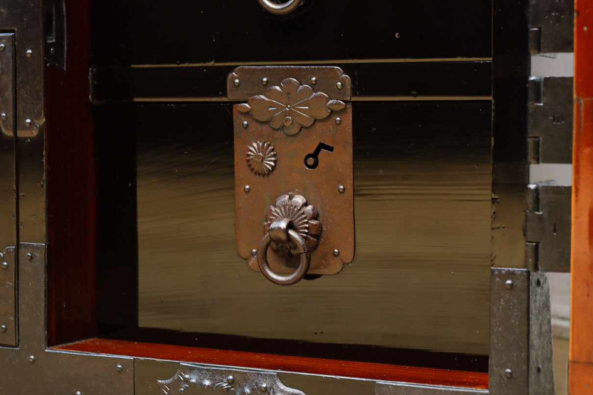 極上‼︎ 縁起の良い絵柄の装飾金具で華やかに飾られた庄内六丁曳き衣裳箪笥　BB3454