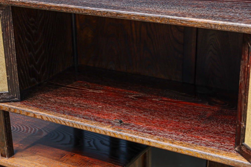 味わい深い観音扉に松の木を描いた風情溢れる飾り棚　BB3529