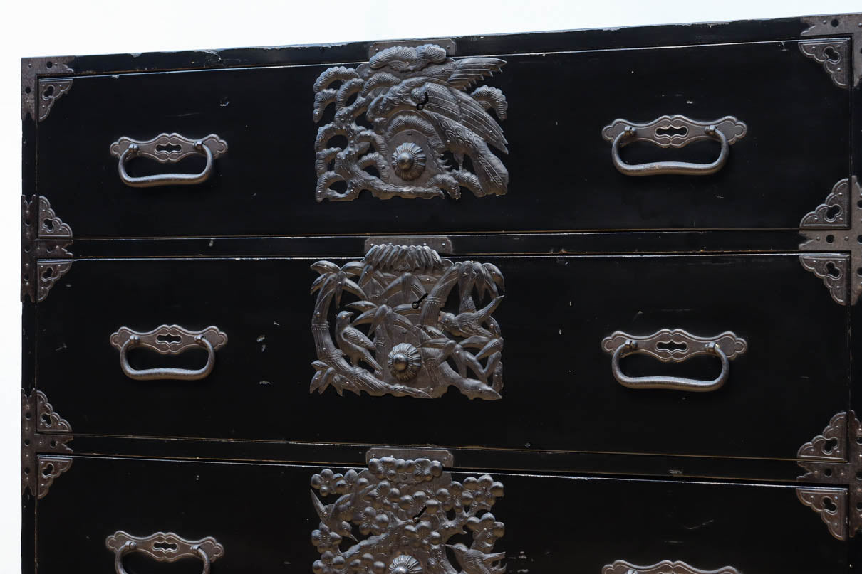 豪華絢爛で重厚な金具に覆われた見事な黒漆の庄内箪笥　BB3538