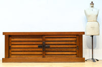 横桟づくりの引き戸が重厚な水屋箪笥　BB3548