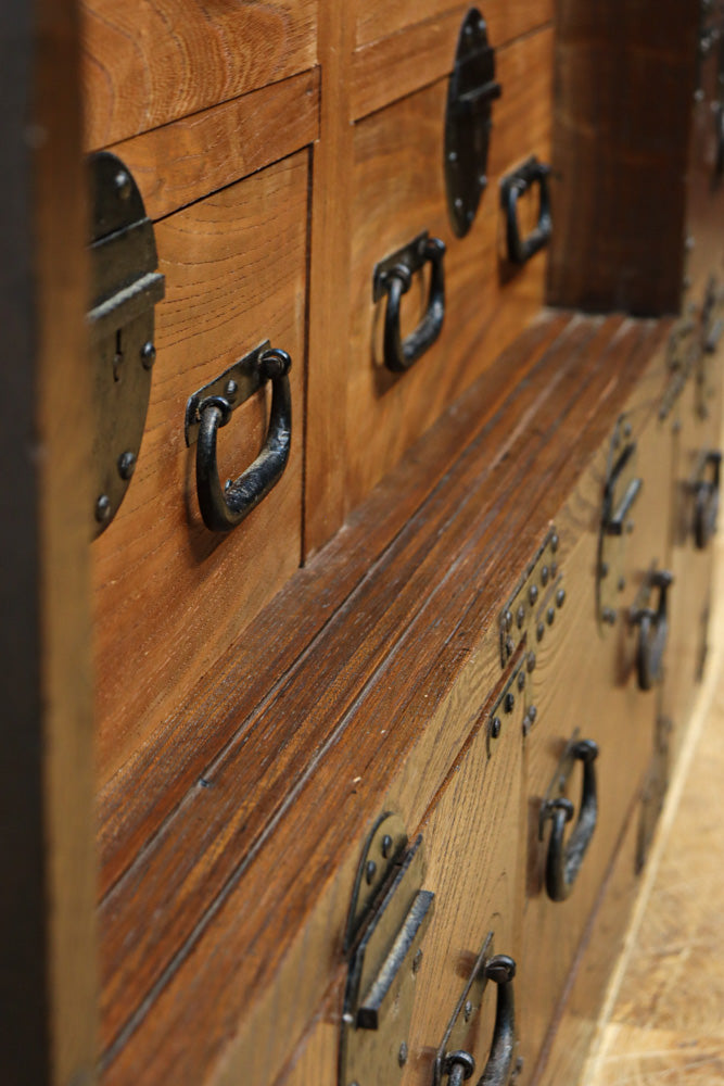 表情の異なる杢目と色彩を組合せ全面的に引き出しを配置した三方総けやき稀少収納箪笥　BB3549