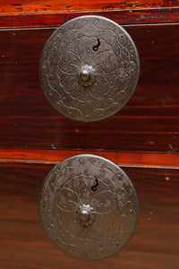 赤みを帯びた色彩に桜金具が映える稀少小振り米沢衣裳箪笥　BB3564
