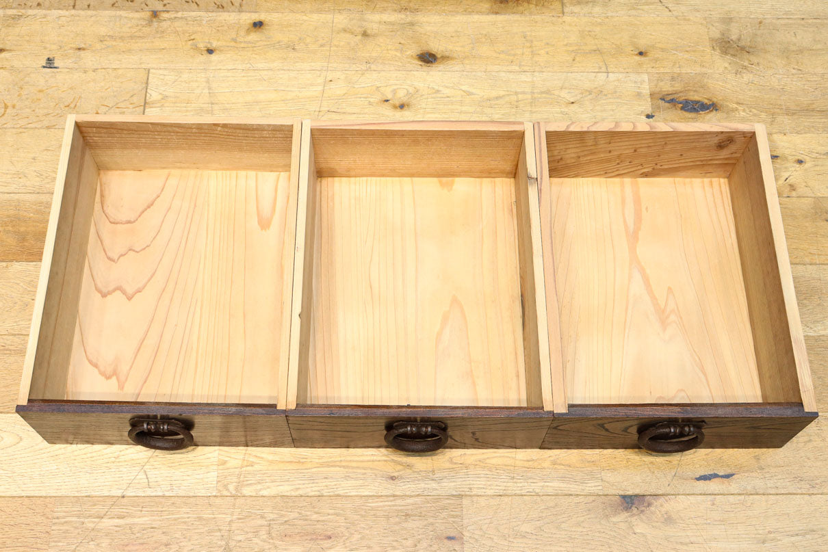 漆の艶やかさと横桟の造りが美しい京水屋箪笥　BB3628