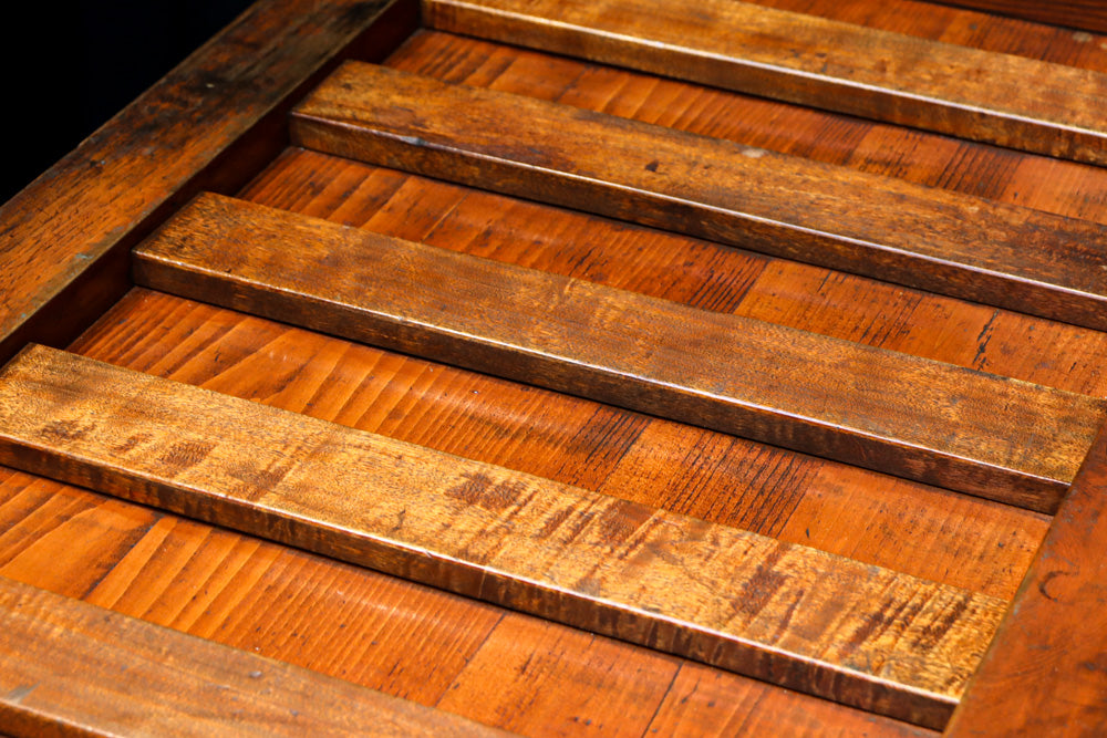 分厚い横桟づくりで貫禄溢れる越後帳場箪笥　BB3668