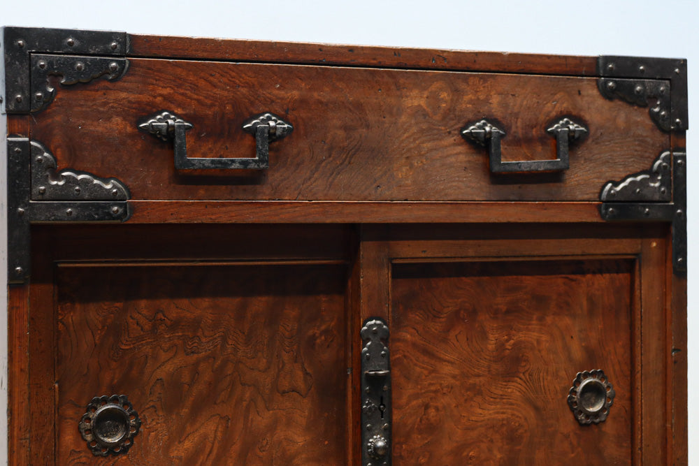 時代の趣き溢れるアイアンフレーム付き酒田帳場箪笥　BB3673