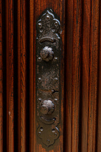 落ち着いた風合いに縦格子が美しい水屋箪笥　BB3690