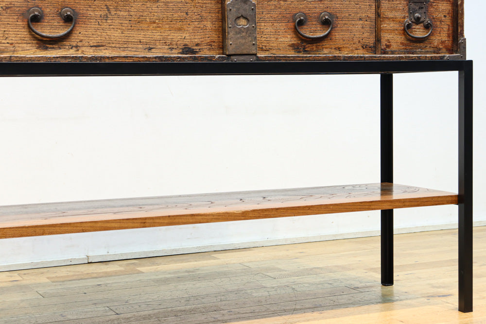 歴史を感じる味わい深いアイアンフレーム付き総桐刀箪笥　BB3707
