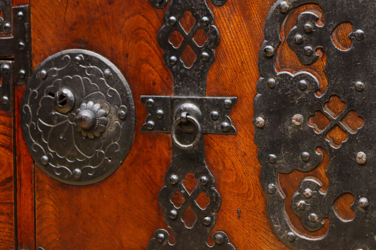 上品な艶色と桜金具の格調ある前面けやき米沢衣裳箪笥　BB3717
