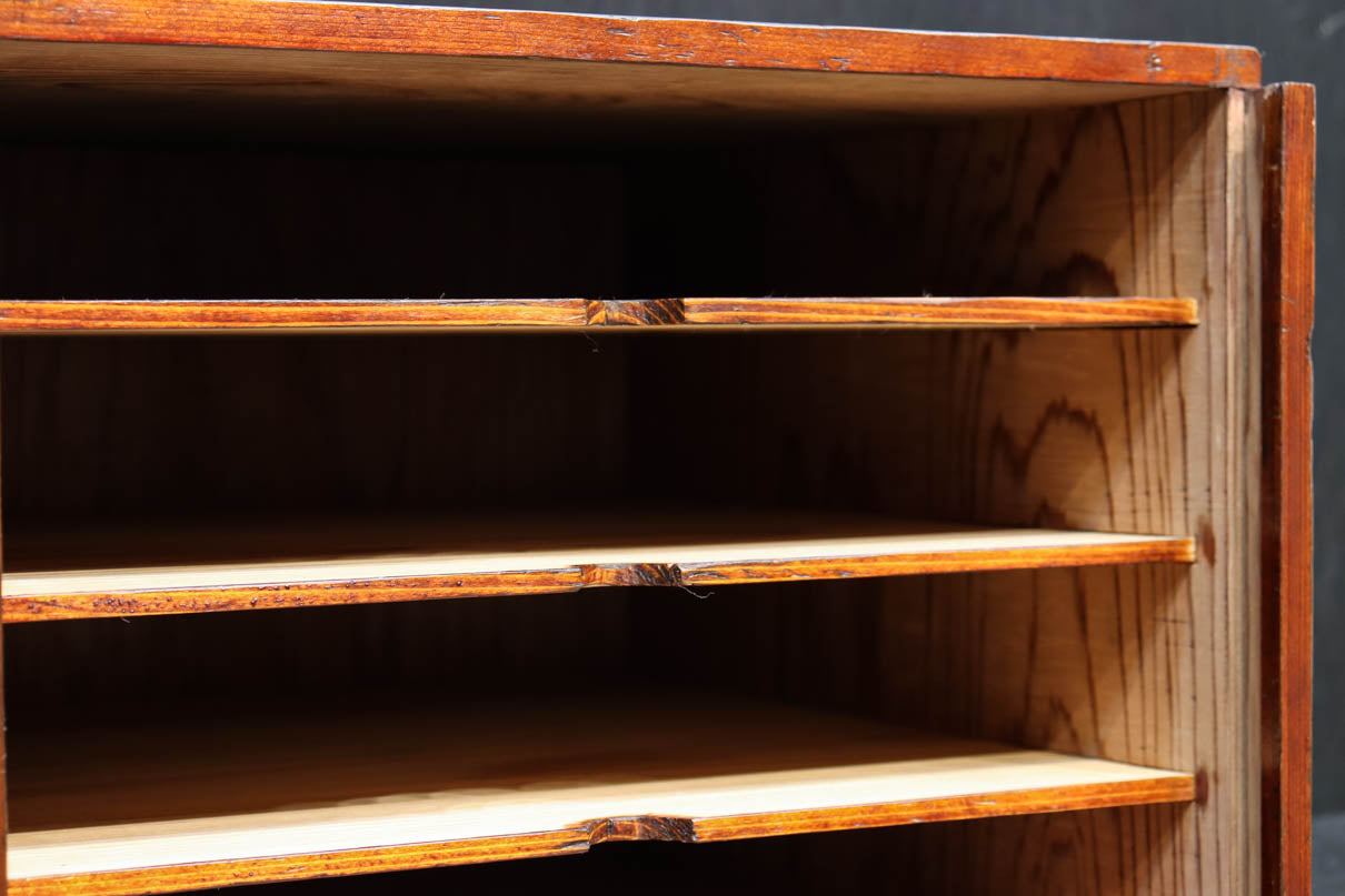 慳貪（けんどん）戸づくりの収納に便利な可愛らしい木箱　DC3704